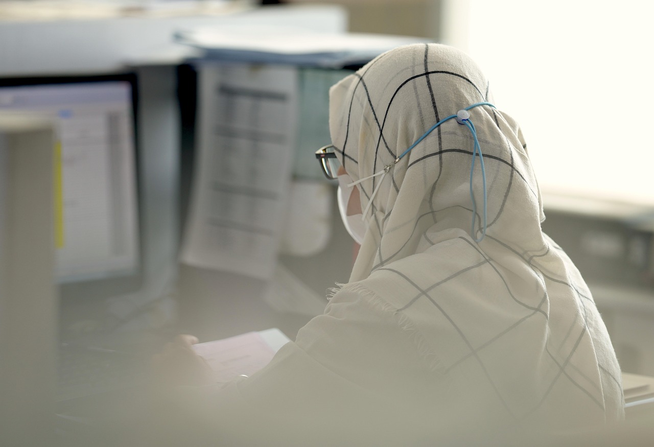 Woman, administrator, computer — The Role of Medicare Advantage 2025 in Promoting Health Equity